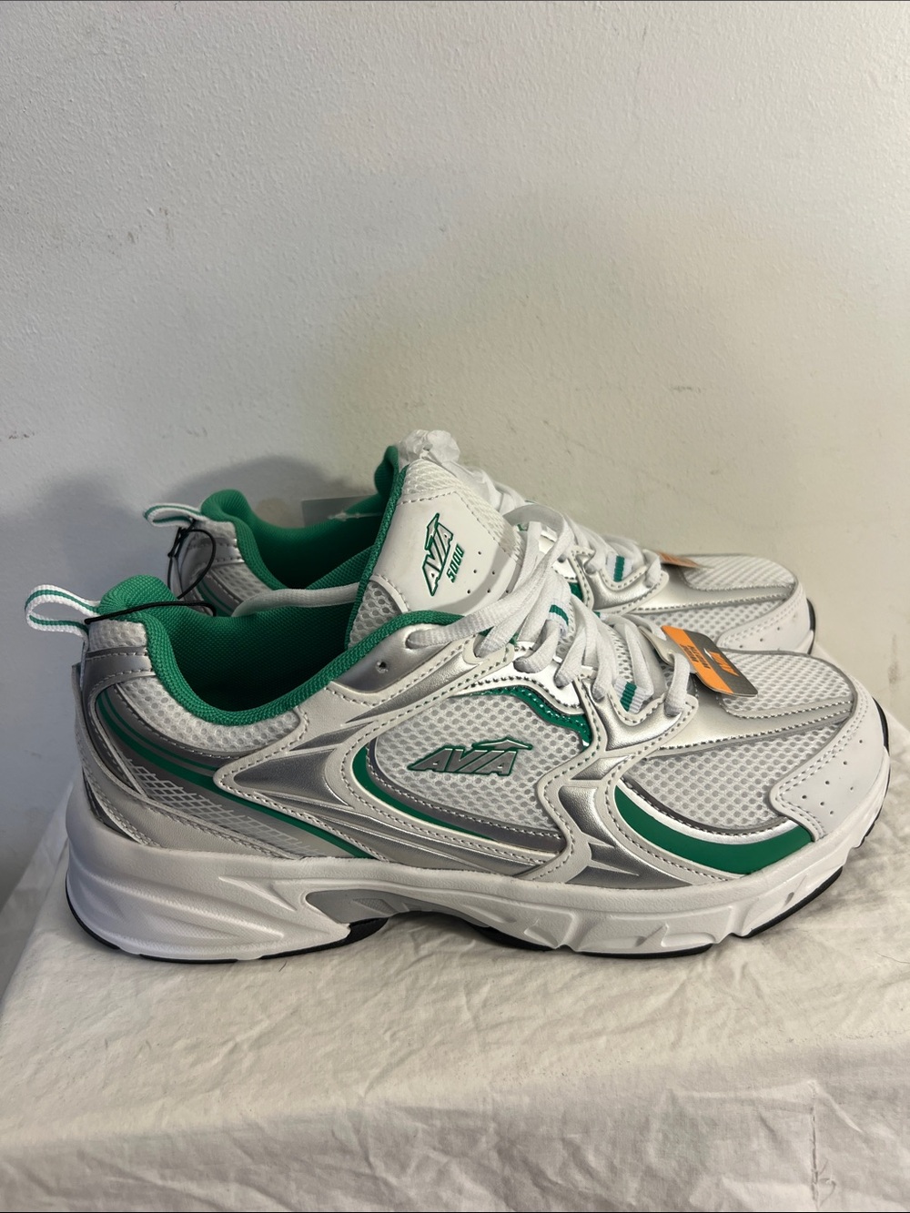 NEW WITH TAG Avia Women's 5000 Performance Sneakers Green/White 10W